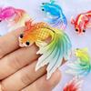 10 Stück Neues Acryl Süßer Goldfisch Mit Einem Loch Flache Rückseite Cabochon Scrapbooking Haarspange Mitte Verzierungen DIY Zubehör F70