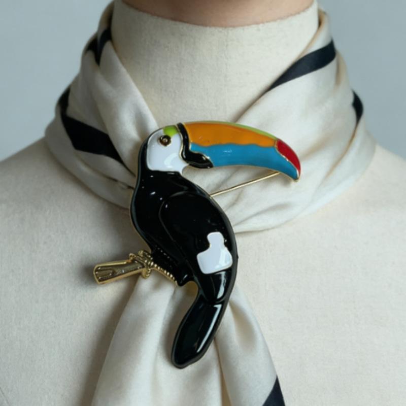 Vibrant Enamel Parrot Choker Necklace Shiny Colorful Details Rust-Proof Fashion Jewelry for Women Dinner Party Vacation