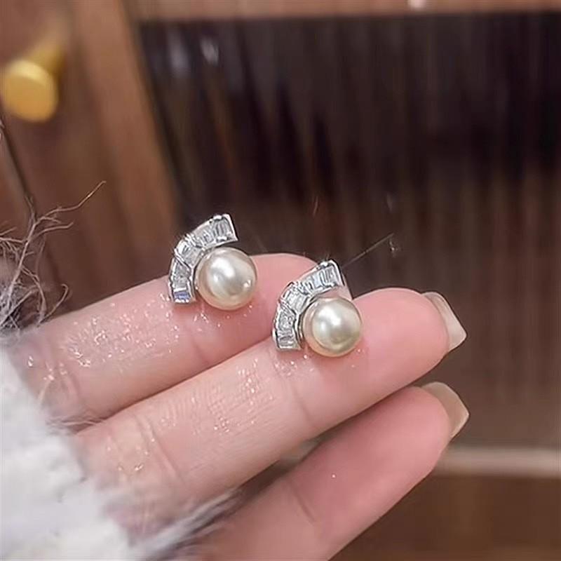 Exquisite French Zircon Pearl Stud Earrings: Elegant Niche Design for Women