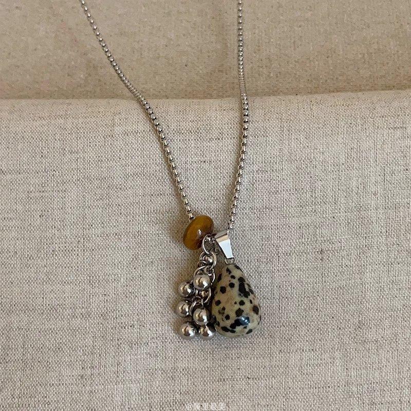 Retro Round Resin Necklace: Versatile, Fashionable High-End Clavicle Chain for Women