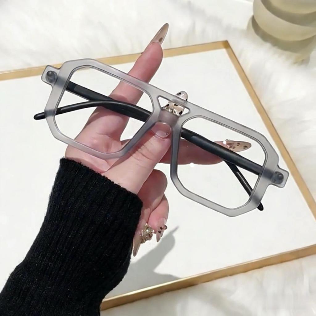 Ultra-Light Square Anti-Blue Light Glasses: Stylish, High-End Design Enhances Bare Face and Minimizes Appearance for a Sleeker Look.