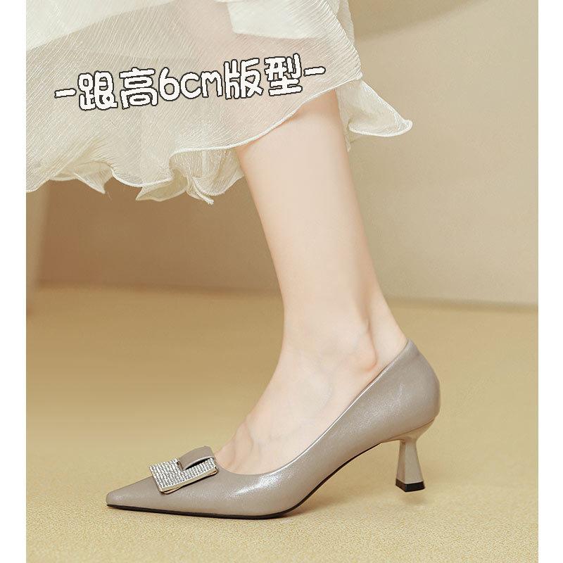 Spitze High Heels Damen Dünne Absätze 2025 Neu Mittelhoher Absatz Frühling und Herbst Damenschuhe Schwarz Temperament Weiches Leder Französisch Leichter Mund Einzelner Schuh