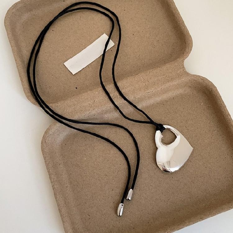 Adjustable Black Long PU Leather Rope Choker Hollow Double Heart Pendant Necklace Jewelry for Party and Casual Outfits