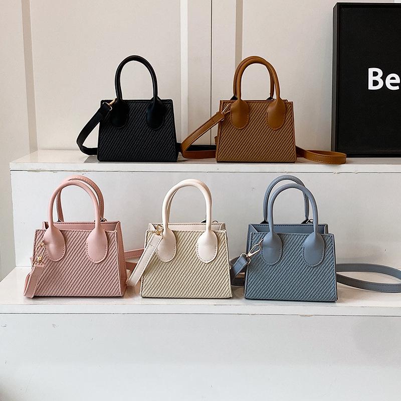 Nuova borsa a tracolla da donna per la primavera e l'estate 2025, piccola borsa quadrata messenger, moda quest'anno popolare, borsa a mano semplice