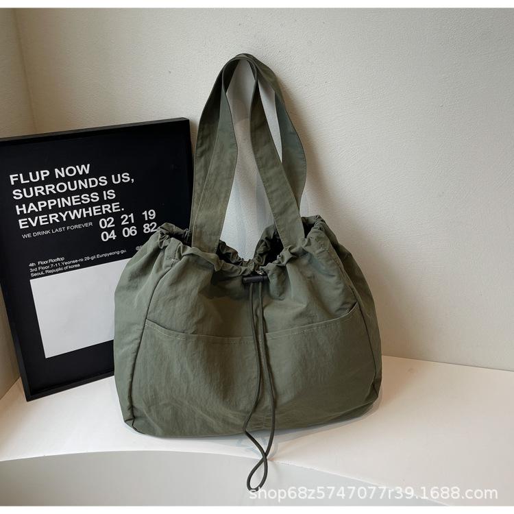 2025 New Solid Color Large Capacity Niche Design Fashionable Versatile Shoulder Bag Handbag Student Class Tote Bag