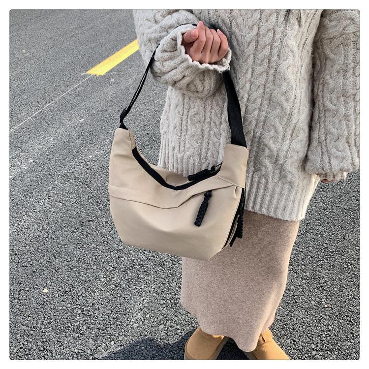 Literarische Nylon-Knödel-Tasche große Kapazität neue Mode Pendler-Umhängetasche trendige einfarbige Schultertasche Damentasche