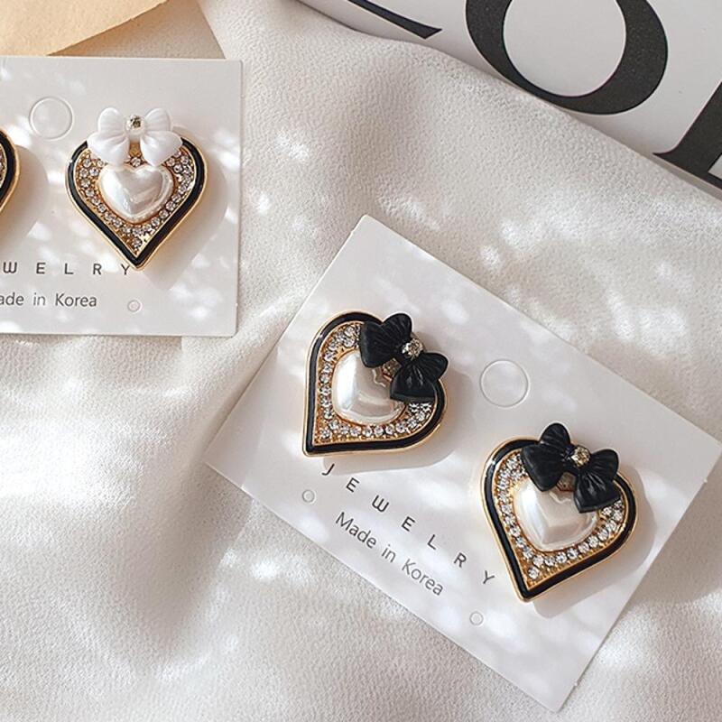 

Redimi Knot Black Earrings Women s Earrings White black