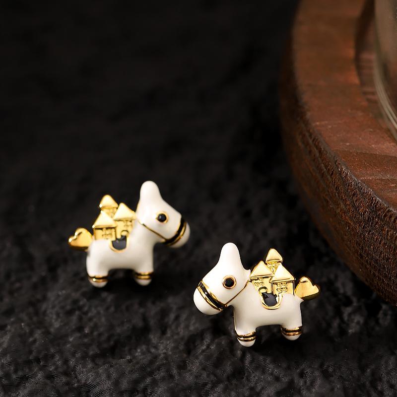 Guochao personality new Chinese style, life is rich soon, festive zodiac horse dripping oil earrings, high-end versatile earrings белый