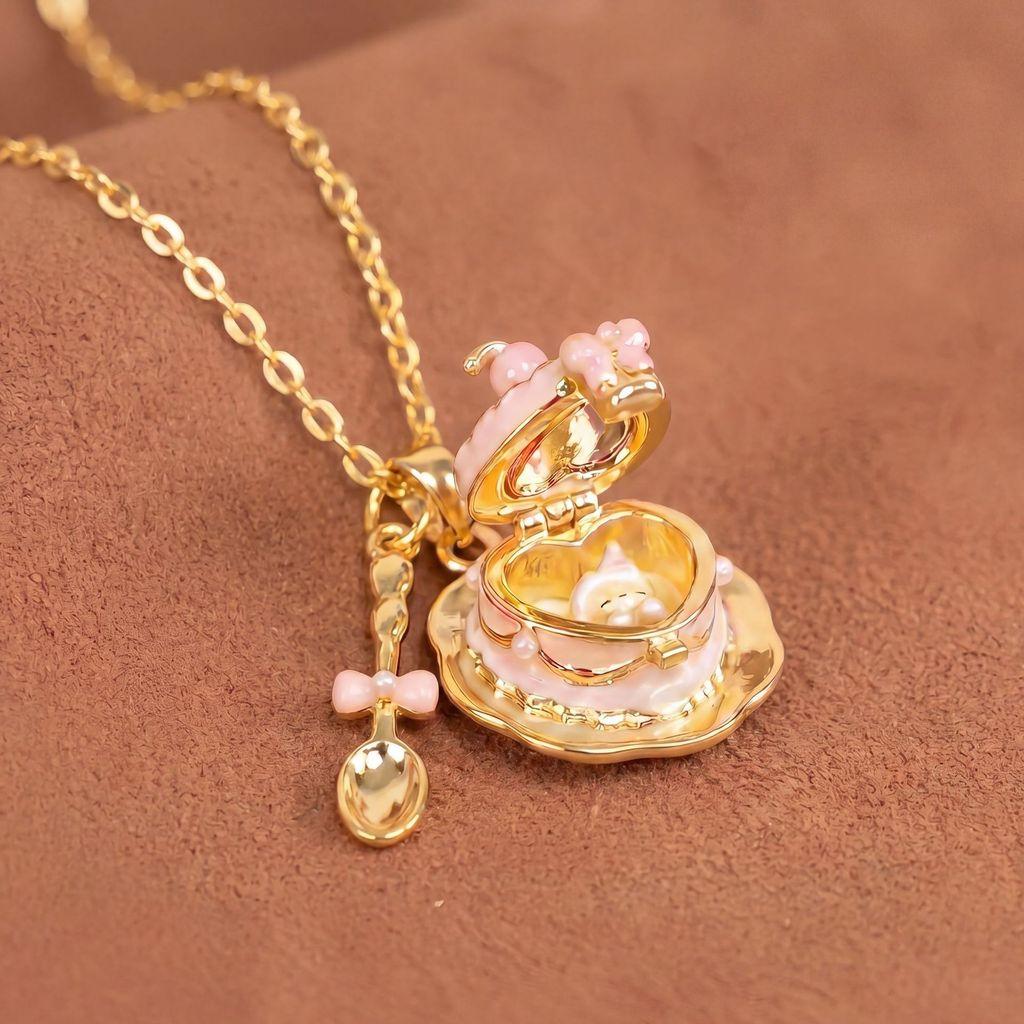 Cartoon Heart Shaped Pendant Necklace With Gold Plating For Casual Wear