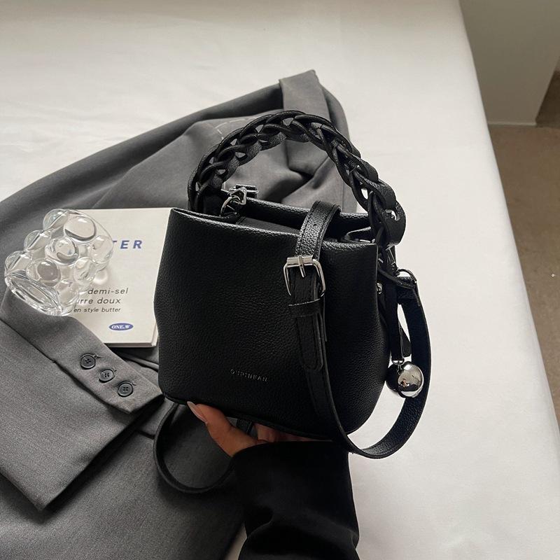 Ladies' Elegant Woven Bucket Bag Crossbody Bag - Detachable Shoulder Strap, Magnetic Buckle Design, Large Capacity Handbag