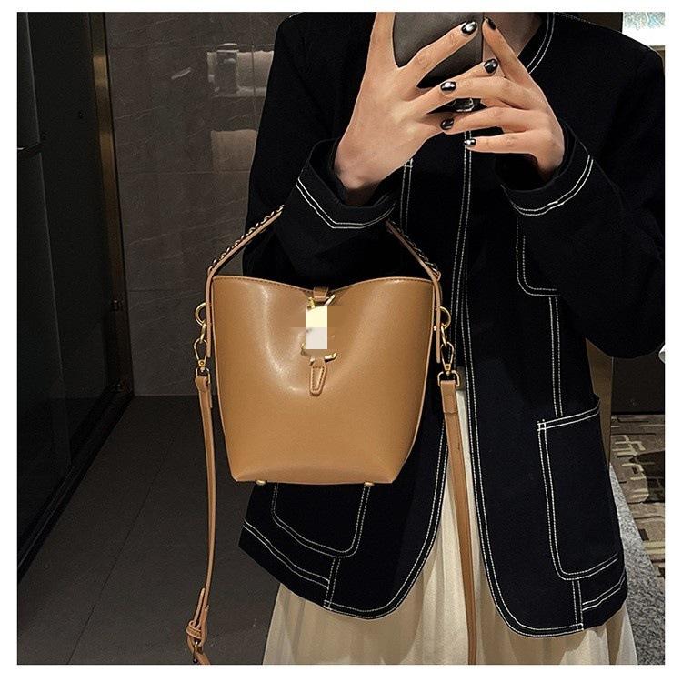 

Hand carry high-end bag women s new 2025 spring and summer fashion versatile bucket bag niche simple casual shoulder bag хаки