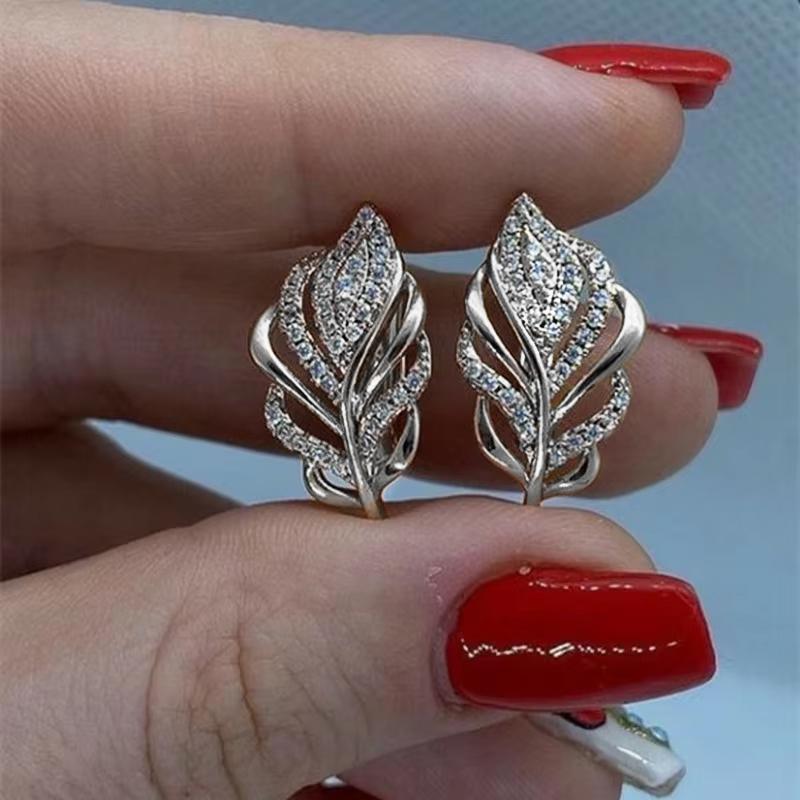 

1pair Huitan Leaf Shaped Hoop Earrings Gold Color Cubic Zircon Brilliant Earrings for Women Temperament Elegant Bridal Wedding Jewelry срібний