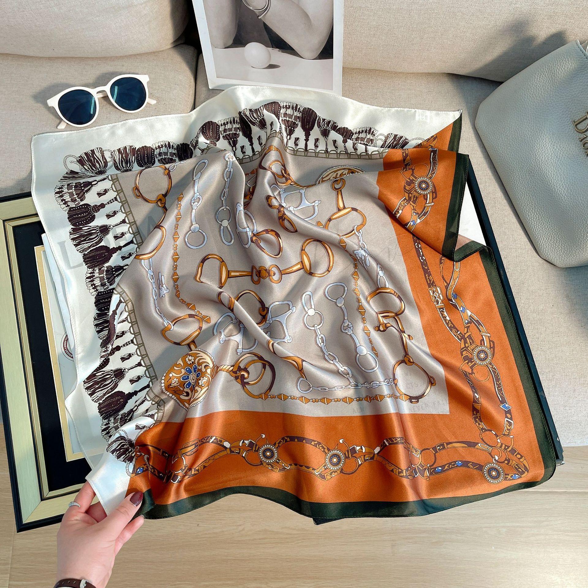 Summer new sunscreen age-reducing wild mulberry silk scarf female aristocratic horseshoe buckle silk small square scarf 68*68cm
