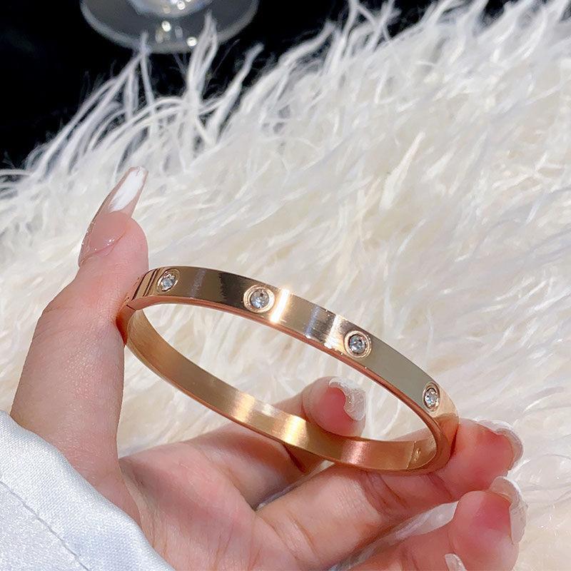 2026 Kalter Wind Nischen-Design Nicht verblassendes Armband Mode Leichter Luxus Temperament Vielseitig INS
