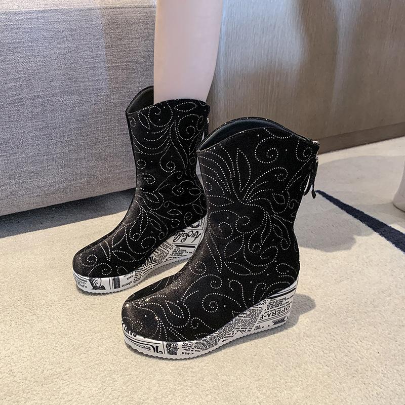 Fashion New women's boots with a wedge heel pattern and a rear zipper for height increase in the autumn of 2025