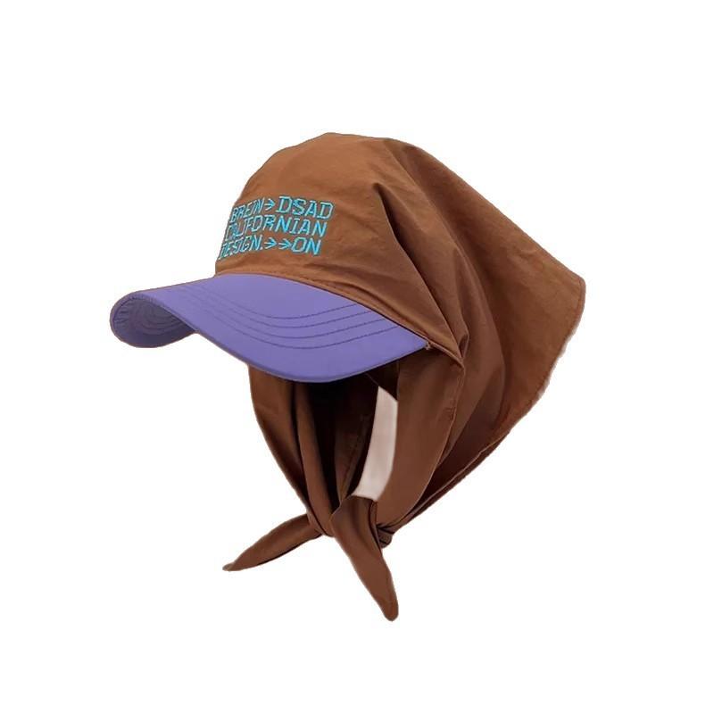 Cappello estivo con protezione solare, cinturino regolabile e motivo ricamato per attività all'aperto