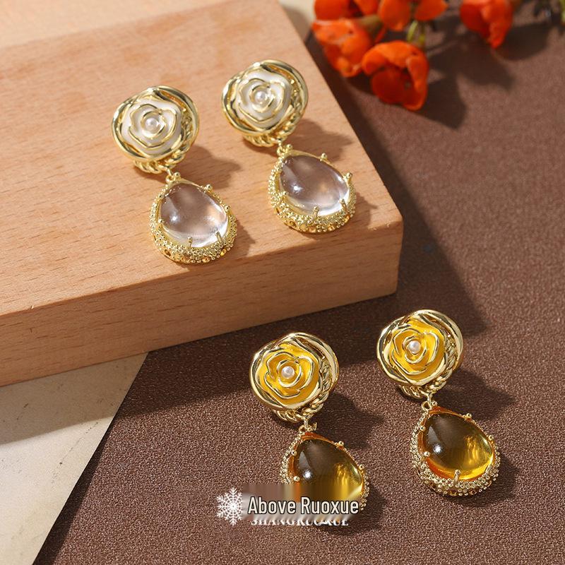

Vintage Chinese-Style Green Glass Earrings - Gold-Plated Copper with Floral Design