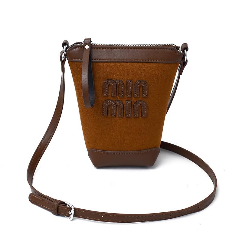 

Light Luxury Frosted Letter Bucket Bag - Autumn/Winter Fashion Versatile Crossbody for Women коричневий