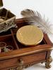Acessórios de Beleza de Marca de Luxo Espelho Compacto Redondo Dourado, Espelho de Maquilhagem Dobrável de Dupla Face Portátil Espelho Cosmético de Bolso Presente Para Mulheres