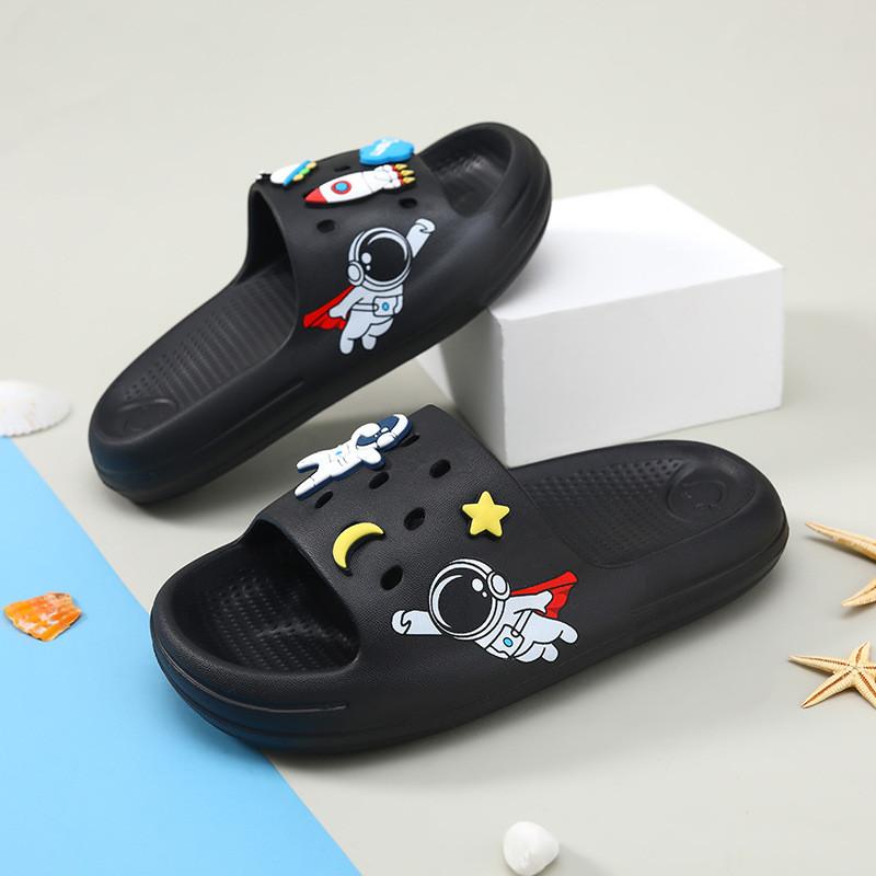 

Удобные Универсальные И Мультяшные Тапочки Для Мальчиков С Нескользящей Подошвой из ЭВА Идеальны Для Дома И Летних Прогулок Astronaut Black,34/35