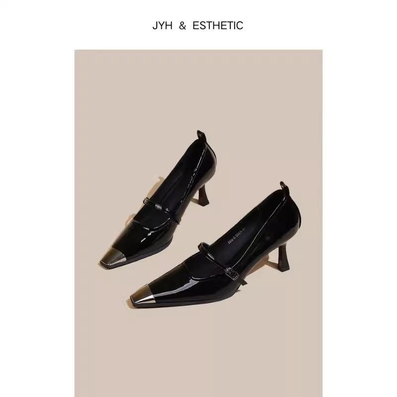 

Темпераментные туфли на высоком каблуке женские весна и осень 2025 новые металлические с острым носом на тонком каблуке с ремешком из лакированной кожи с мелким вырезом нишевые одинарные туфли 35