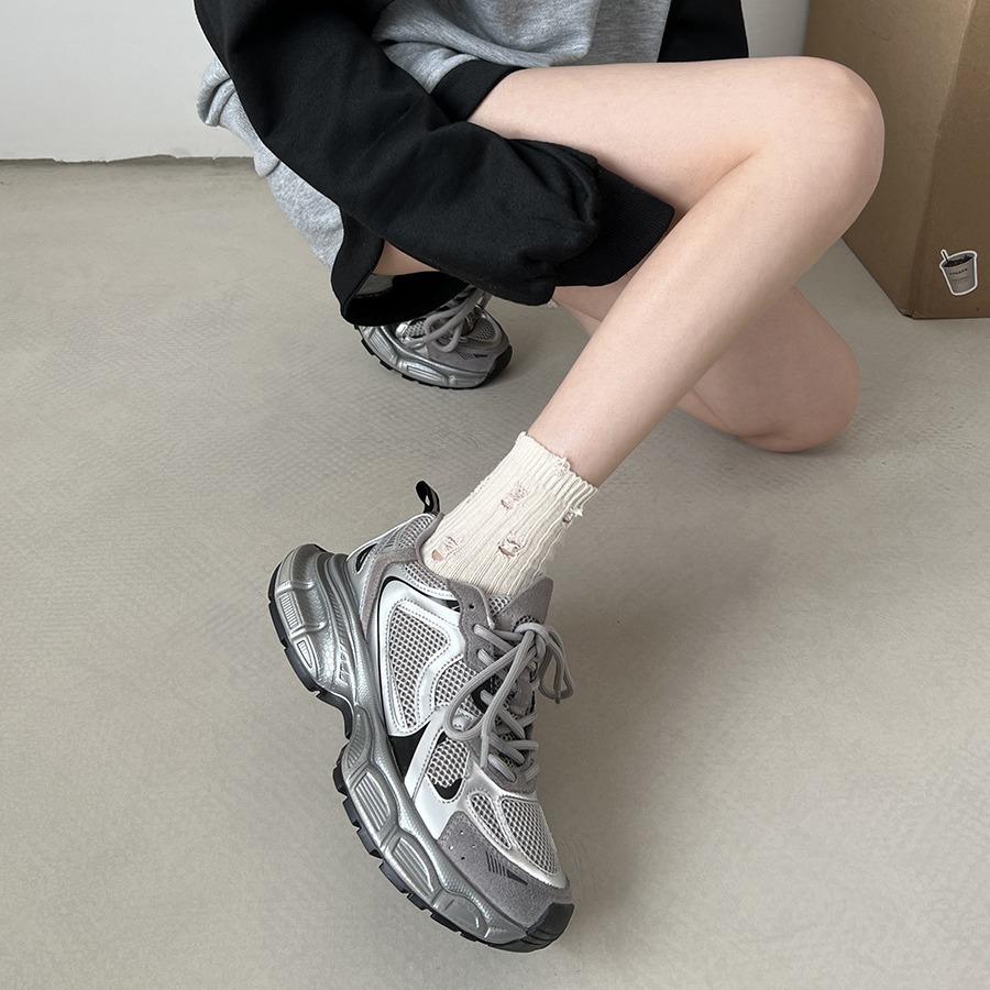 Showing Feet, Small and Versatile, Heightened Platform Dad Shoes, Women's 2025 New Spring Hong Kong Style, Light and Retro Sports Shoes