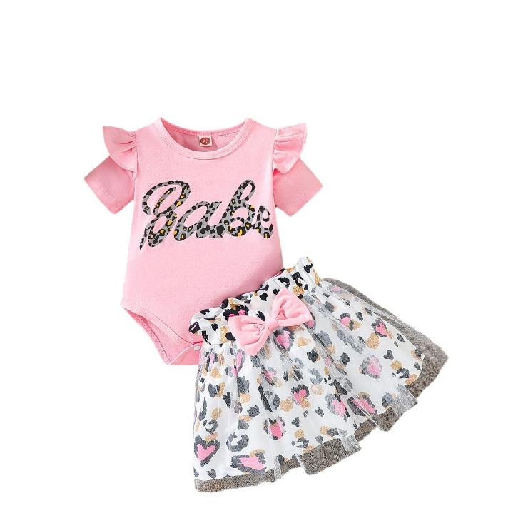 Mädchenbekleidung Doppellagiges Oberteil mit Flatterärmeln und Buchstabenprint mit Laternen-Schleifenshorts Trendiges Mädchen-Set