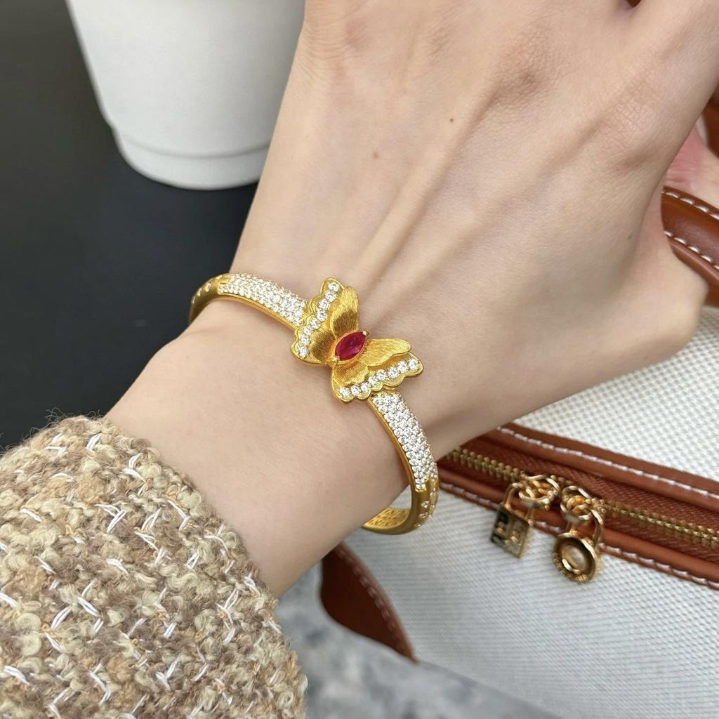The same sand gold filament inlaid with point diamonds butterfly bracelet in the gold store, women's imitation gold.