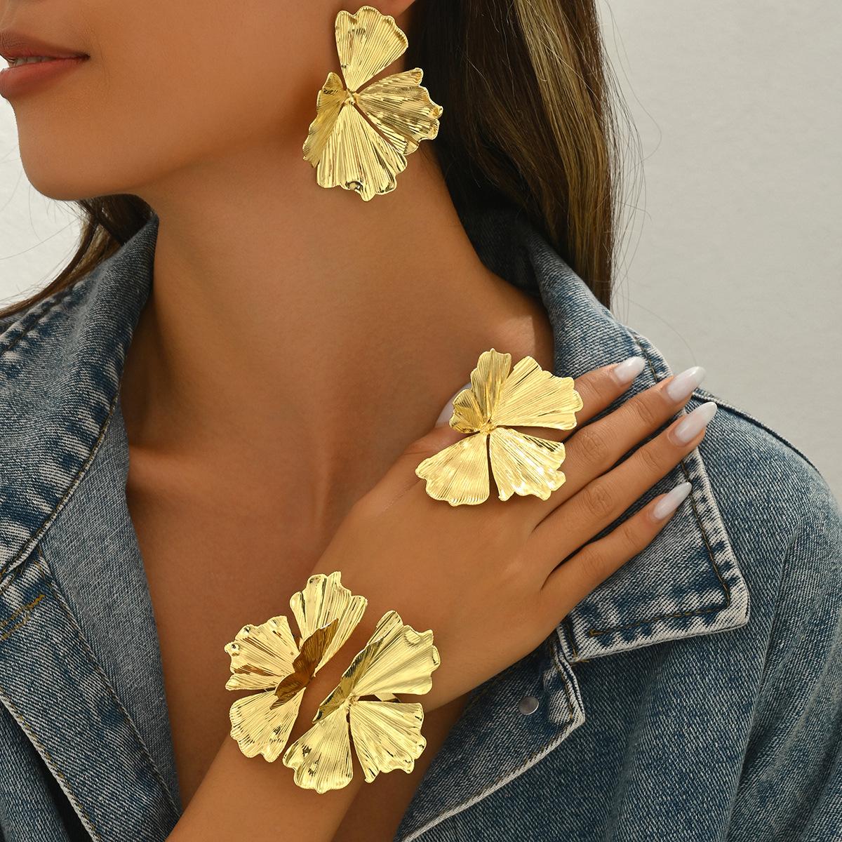 

Модные серьги, браслеты, кольца, женский костюм, цветочный плиссированный дизайн, серьги-гвоздики, универсальные украшения.