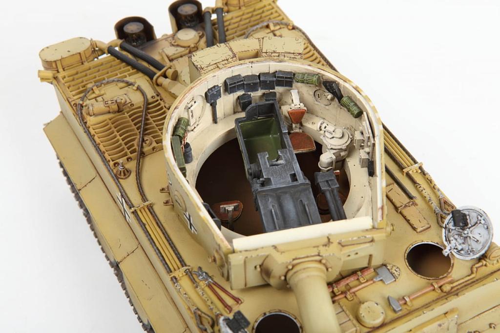 Zvezta German Heavy Tank Tiger I Early Type Plastic Model 1/35