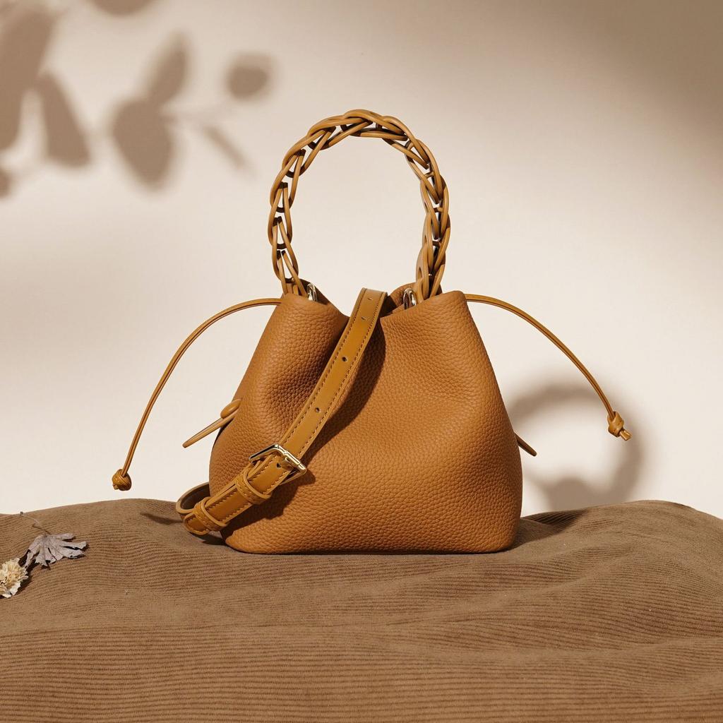 Nová dámská kožená taška typu bucket bag s horní vrstvou kůže, jarní styl, texturovaná kůže, univerzální pro dojíždění, nošení přes rameno nebo crossbody, elegantní kabelka
