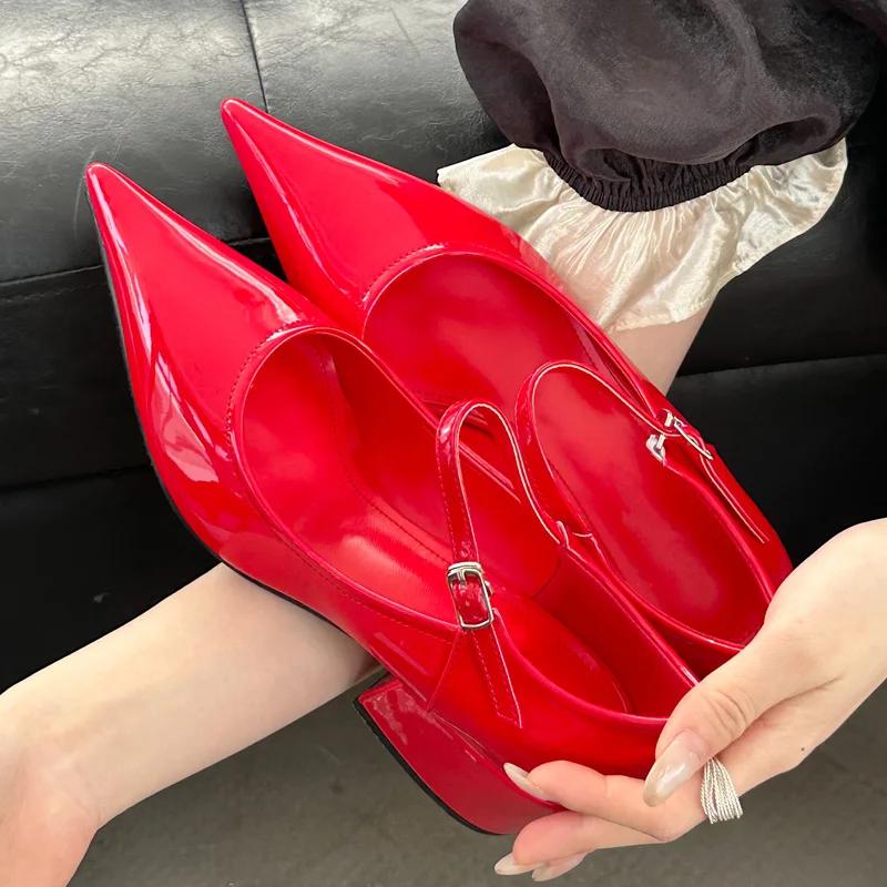 

2025 Новая Весна Лакированная Кожа Ремешок с Пряжкой Женские Туфли-Лодочки Сандалии Мода Острый Носок Квадратный Низкий Каблук Свадебная Обувь 40 красный