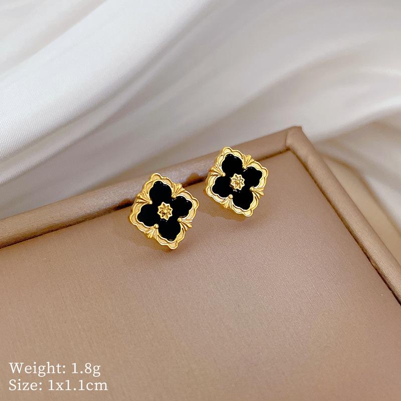 Cercei minimaliști tip stud din oțel titan cu sidef și trifoi cu patru foi - Design androgin pentru temperament individual și eleganță de banchet.