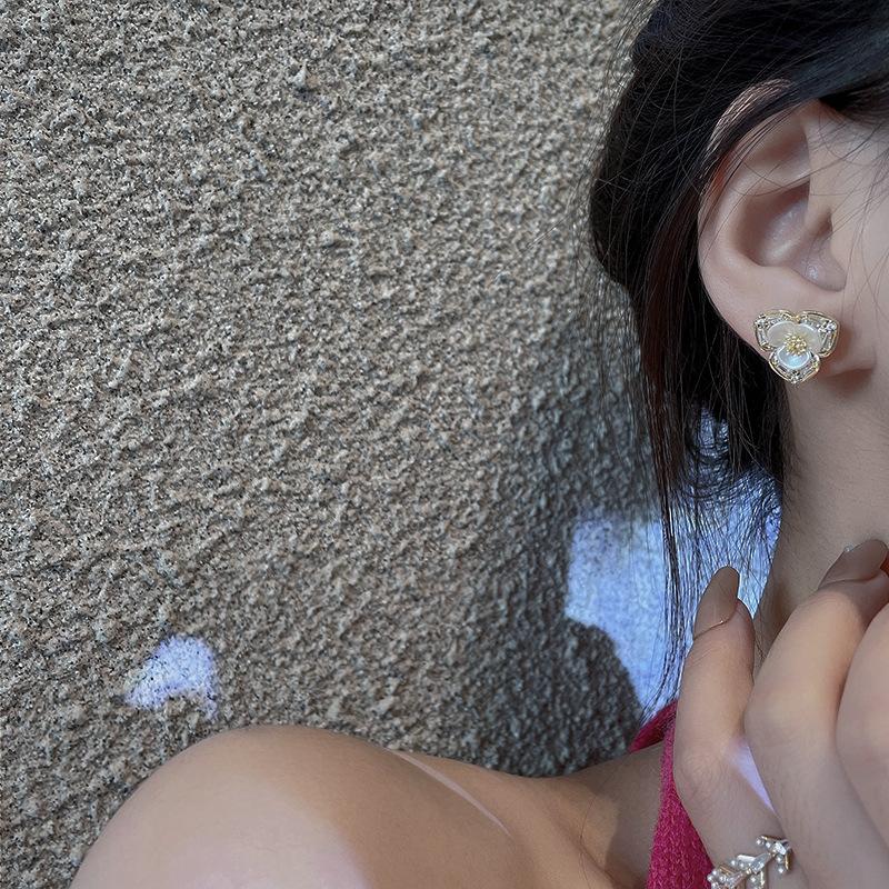 Silver needle super fairy fritillary flower stud earrings women's high sense niche micro zircon earrings Internet celebrity same earrings