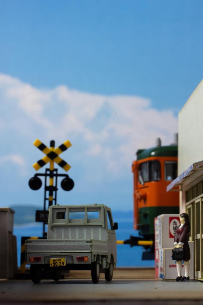 PLUM Scale Street Corner Accessory Series Light Truck Light Paper Diorama MS097 1/80 (White, Silver, Grass) Kit, Supplies,