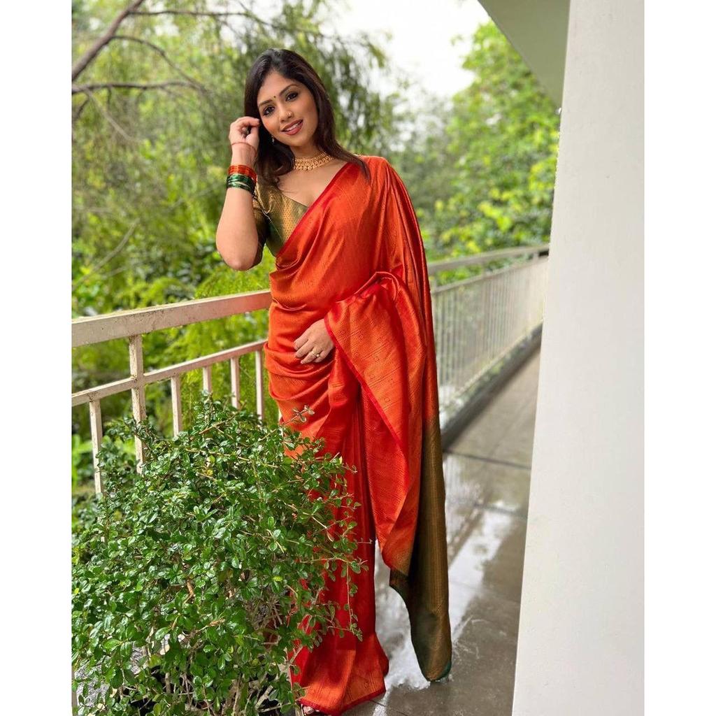 The ALMAARI store is adorned with beautiful Zari work in form of traditional motifs. This beautiful saree