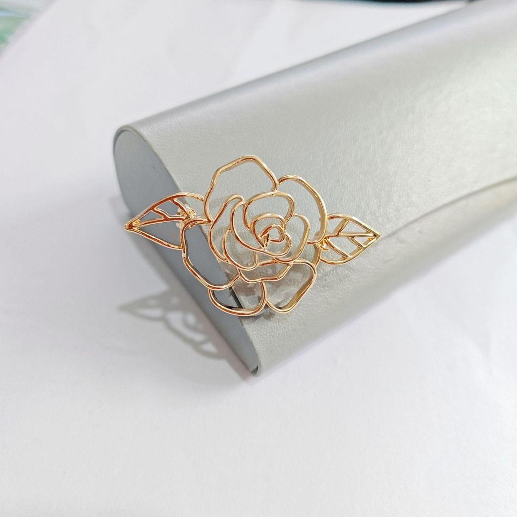 Exquisite Hohl geschnitzte Rose und Kamelie Brosche - Elegantes Metall-Anstecknadel-Accessoire für Damen