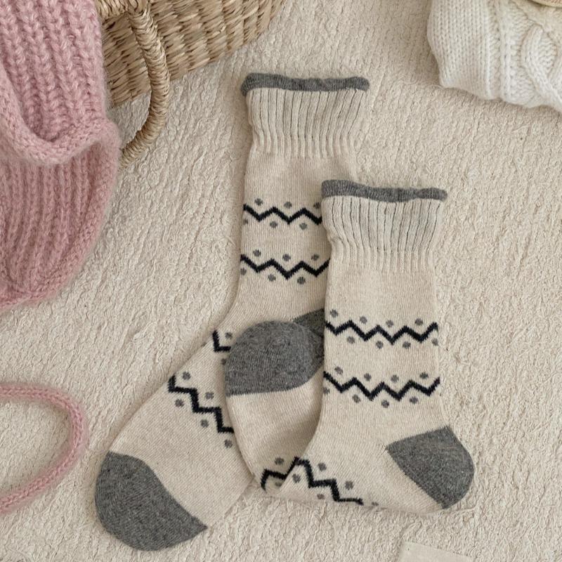 Wool Socks for Women in Autumn and Winter, Polka Dot Mid-calf Socks for Warmth, Paired with Boken Shoes, Striped Pile Socks for Women