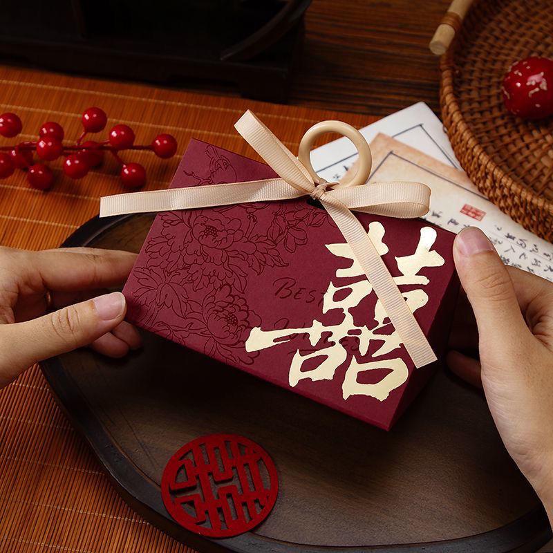 

2025 Высококлассная китайская свадебная бонбоньерка: Элегантный подарочный пакет с ручкой Sample Pack 2 pcs (Small + Medium)