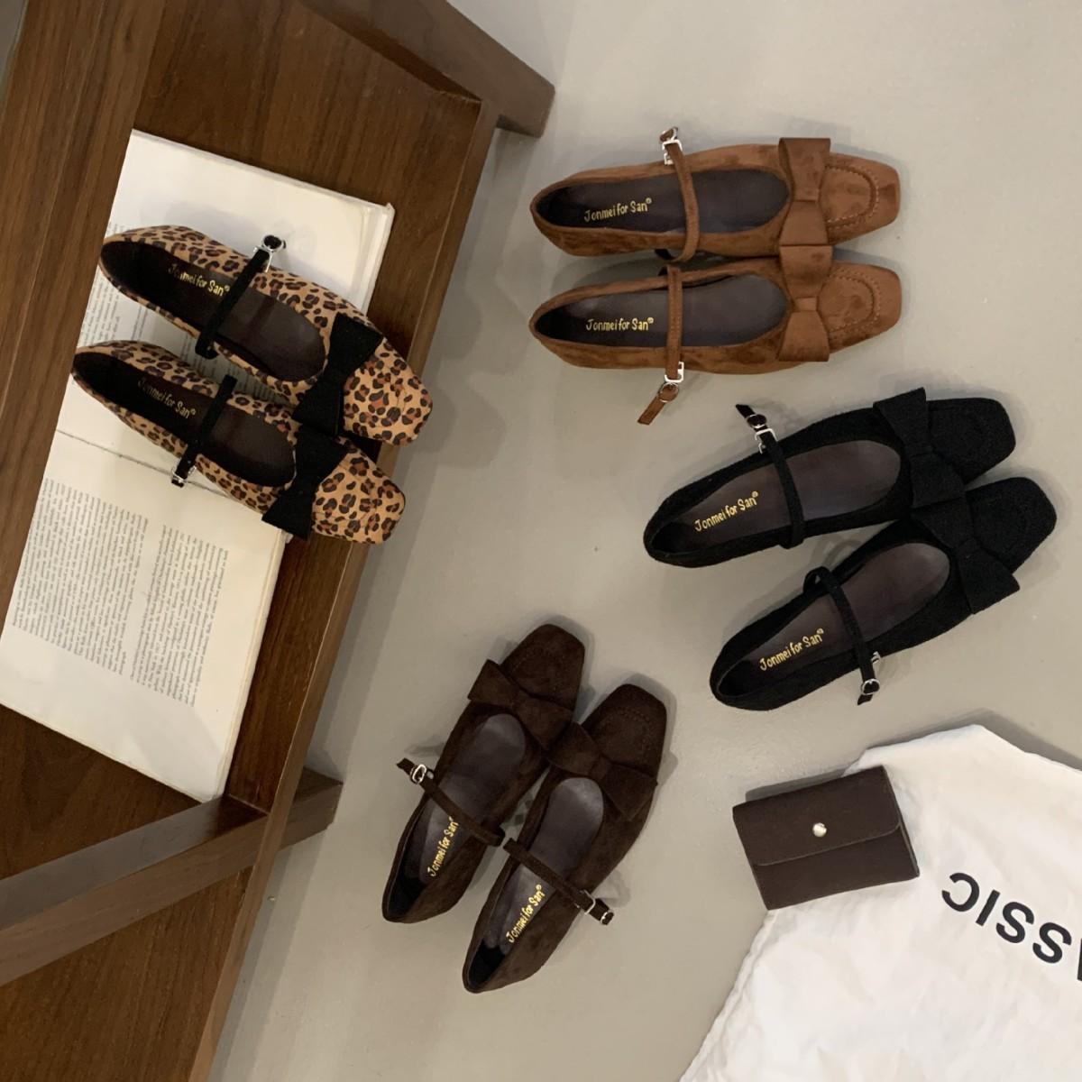 

2025 новая осенняя замшевая обувь с круглым носком, внутренним наклонным каблуком, замшевым бантом, универсальная нишевая, вечерний бриз, с мелким вырезом, женские туфли-лодочки 39 кофейный