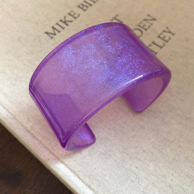 Unique Retro Resin Bracelet: Personalized Fashion Jewelry for Women