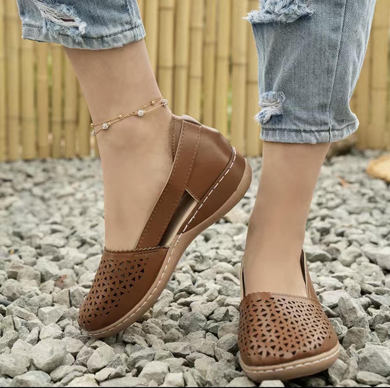 

Модные новые летние сандалии 2025 женские Baotou с вырезами большого размера 43 на танкетке женская обувь оптом обувь 43 коричневый