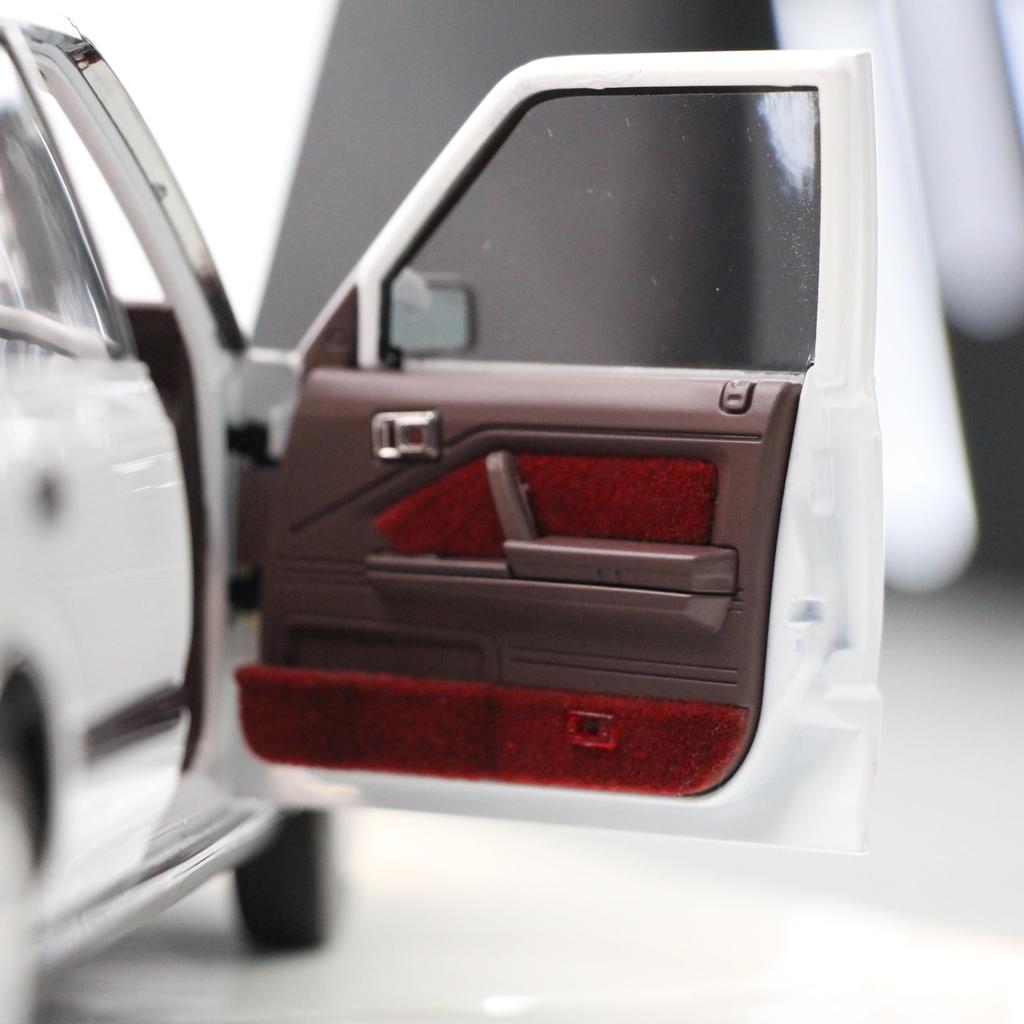 Freestyle XiaoGuang Modellmaßstab Toyota Crown MS122 Weiß Fertigprodukt 1/18 (Roter Innenraum) 8250611W-1