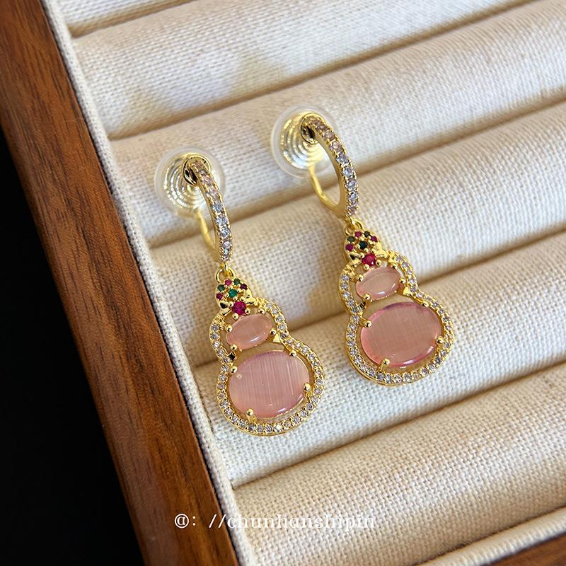 New Chinese-style pink gourd ear clips without ear piercings, fashionable retro ear buckles, long earrings, high-end mosquito coil disc earrings.