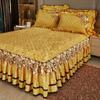 Luxuriöse goldene Winter-Tagesdecke auf dem Bett, dicke Bettlaken im Bettrock-Stil, bestickte Bettdecken aus Baumwolle im europäischen Stil