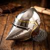 Handgefertigter Stahlritterhelm mit Kettenhemd-Aventail, Gotische Kreuzritter-Rüstungsreplik