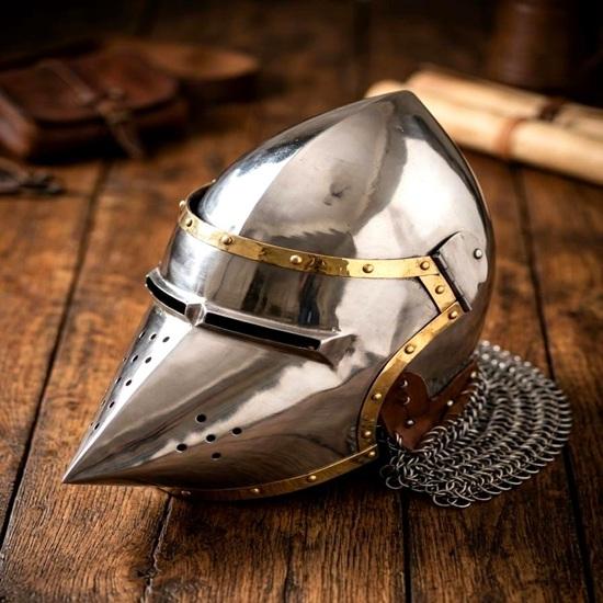 Handgefertigter Stahlritterhelm mit Kettenhemd-Aventail, Gotische Kreuzritter-Rüstungsreplik