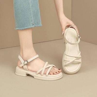Vielseitige Plateausandalen mit dicker Sohle für Damen-Oberbekleidung 2025 Sommer neue modische und ausgefallene lässige Sandalen mit flachem Boden und Ein-Wort-Schnalle