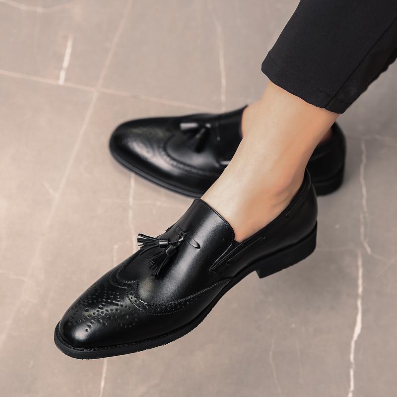 Fashion Spring New Men's Breathable Carved Tassel Casual Loafers British Style Men Comfortable Soft Sole with Pointed Toe Leather Shoes