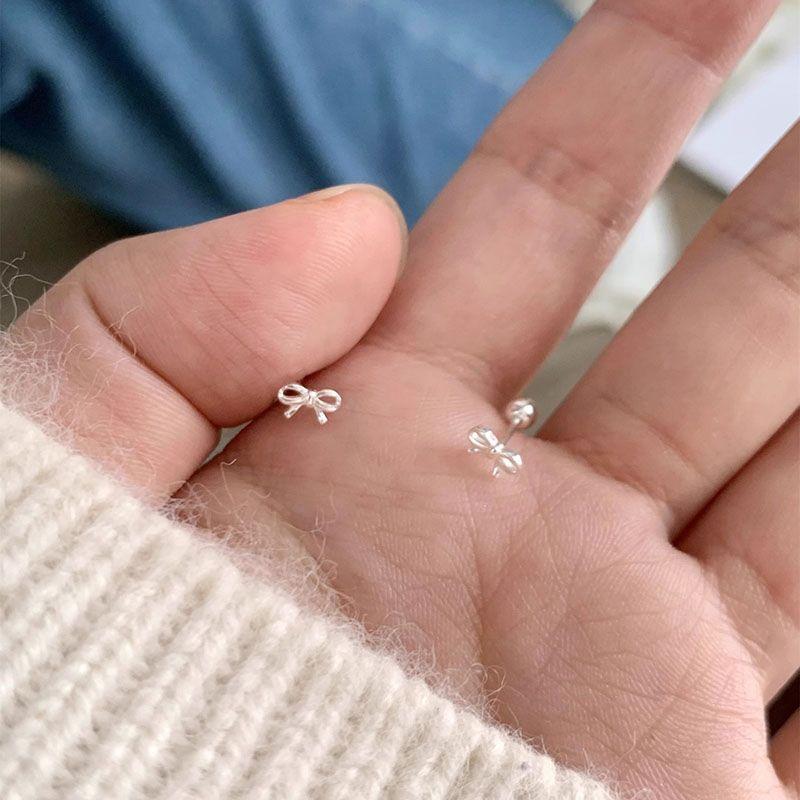 

Милые Нежные Серьги-пусеты с Бантиками на Винтовом Замке Игла из Серебра 925 пробы Уход за Ушами Не нужно Снимать перед Сном Легче всего для Подбора Серьги Silver pair of 925 silver needles